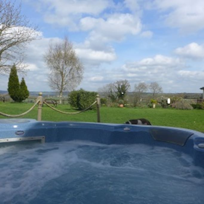 Hot tub available for guest use ester to October in daylight hours