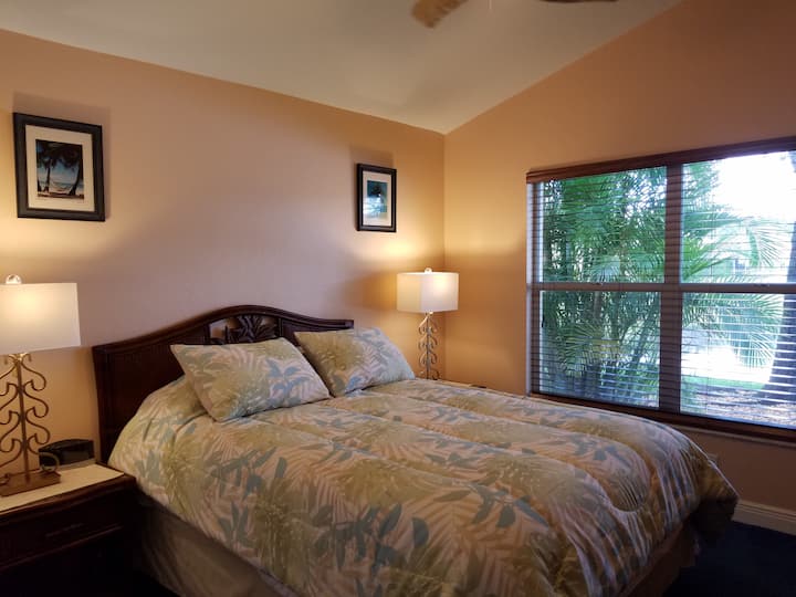 Third bedroom with Queen size bed and quite lake-view.