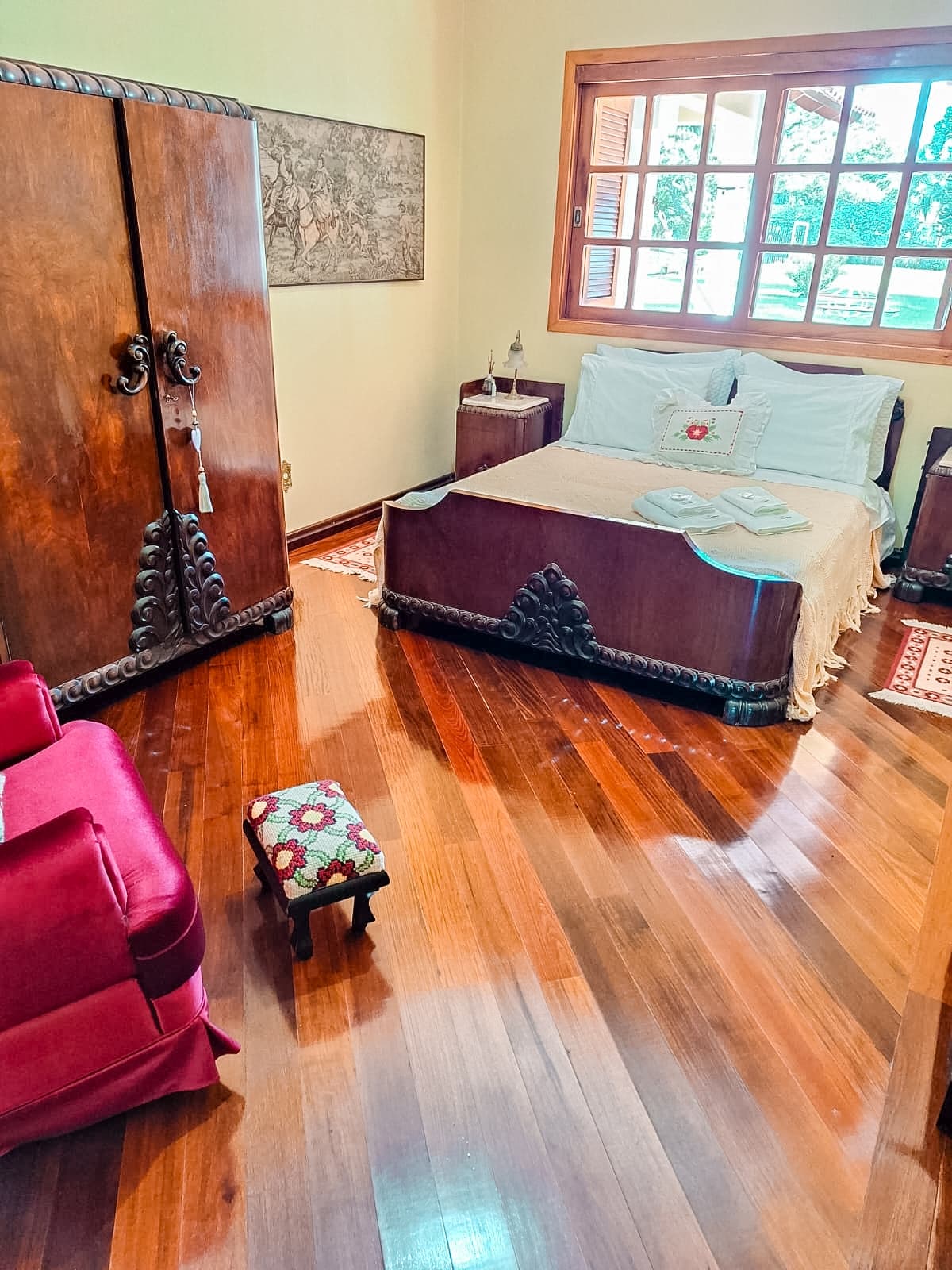 房间很棒，空间宽敞。  衣物保护杆、摇椅……