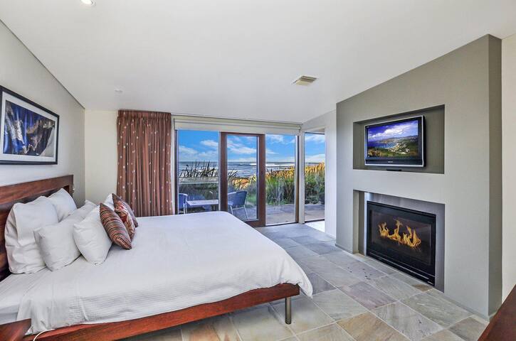 Hearns Beachside Villa 4 gallery image 4