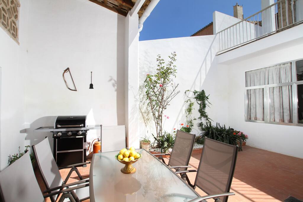 Mesa y barbacoa.