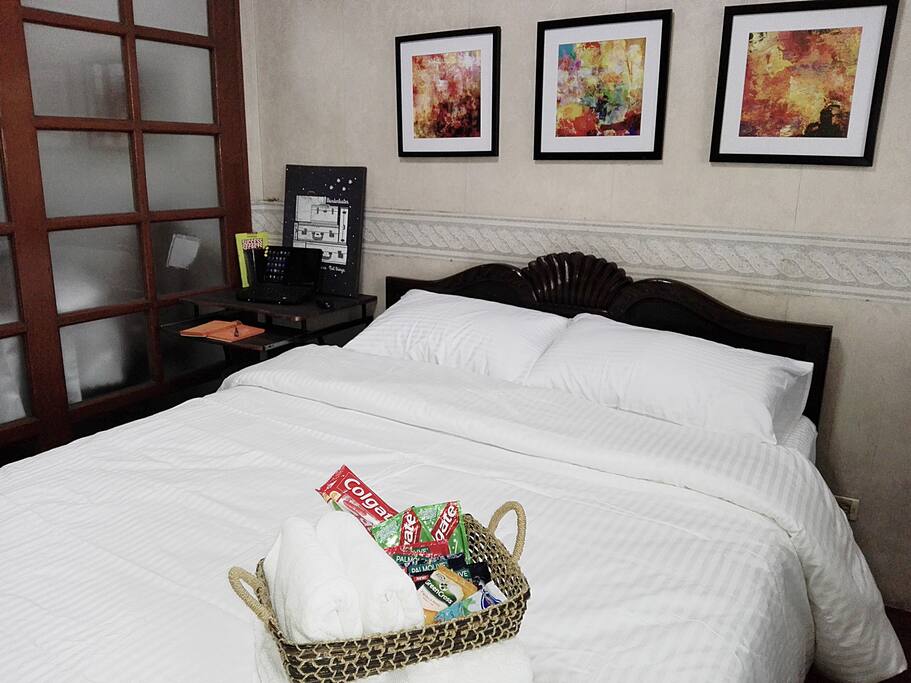 The bedroom has a queen-sized bed. A floor mattress, good for another 2 guests, is also available.