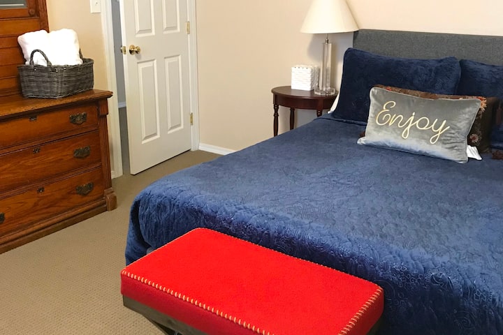 5号全尺寸卧室可供两人入住。房间布置精美，家具舒适，配有干净的床上用品和毛巾。 房间靠近带浴缸和淋浴的大卫生间以及大屏幕电视房。放松享受！