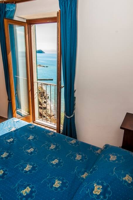 poter monitorare le condizioni del mare direttamente dal letto non ha prezzo: se siamo sopra vento si sceglieranno le spiagge di Nisporto o Nisportino; al contrario scenderemo a Seregola o in una delle piccole calette della via dell'<amore a Rio Marina