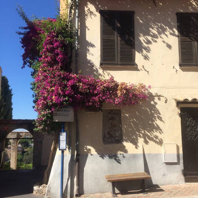 La fermata dell'autobus n. 44: Sous-Barri, a 50 mt da casa