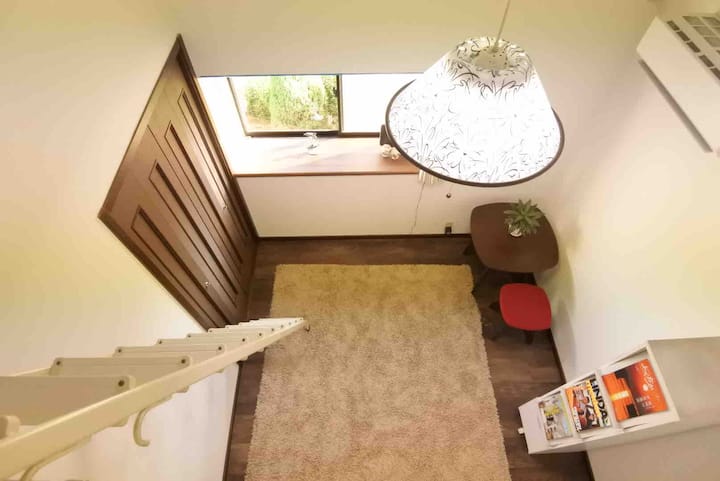 Habitación 1
Habitación tipo loft (se proporciona futón)
Por la noche, puedes ver el cielo estrellado desde la ventana del loft.