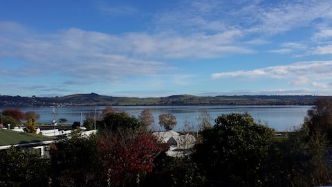 Top Airbnb: Amazing views, one block from Lake, + ev charger in Waikato