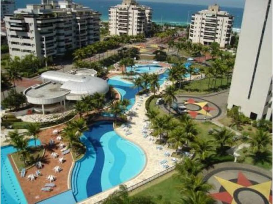 Condomínio composto por: Campo de Futebol, Churrasqueira, Estacionamento Visitantes, Frente para o mar, Hidromassagem, Piscina, Playground, Quadra de Tênis, Quadra Poliesportiva, Sala de Ginástica, Salão de Festas, Sauna.