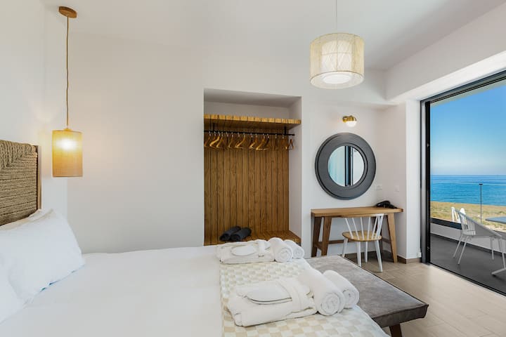 Muhteşem deniz manzaralı bir balkona doğrudan erişim!