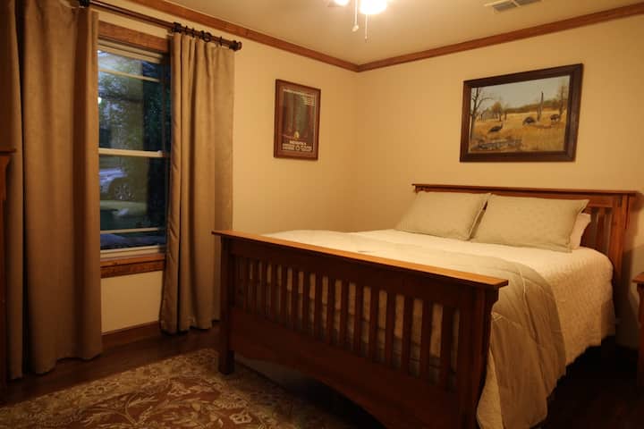 غرفة نوم للضيوف بسرير بحجم كبير