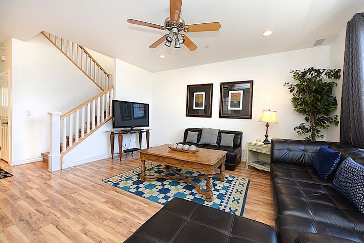 *VIEWS* Modern Town Home + Dual Master Suites