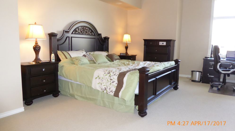 主套房A ，配备全新加大双人床，配备12英寸记忆泡沫床垫、书桌、75英寸LED电视，可欣赏最高的南加州山脉和远山谷、喷泉。 标准双人床6英寸记忆泡沫床垫，全功能卫生间，配备巨大的喷水浴缸。