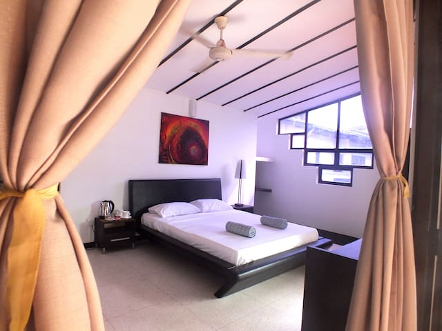Spacious Room with Balcony - Drop Inn Colombo