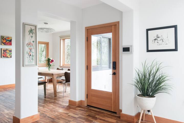 Contemporary Vintage with Great View gallery image 4