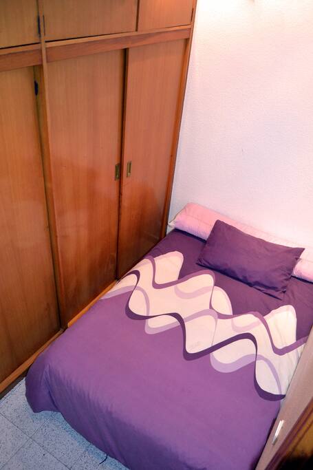 Cama grande y cómoda.