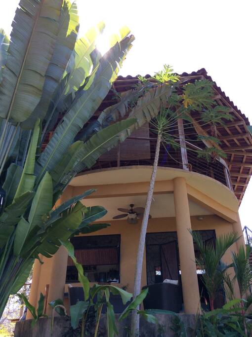 Main floor self contained studio/ top floor Rancho/ 8 minute Retreat from Beaches and Waterfall