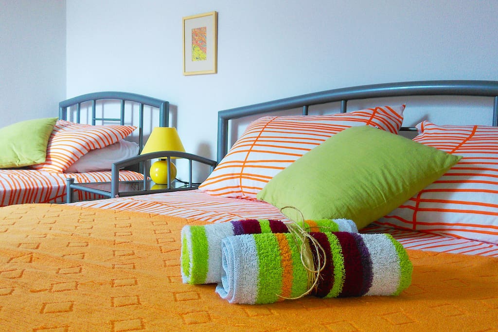 King size and a single bed in the bedroom