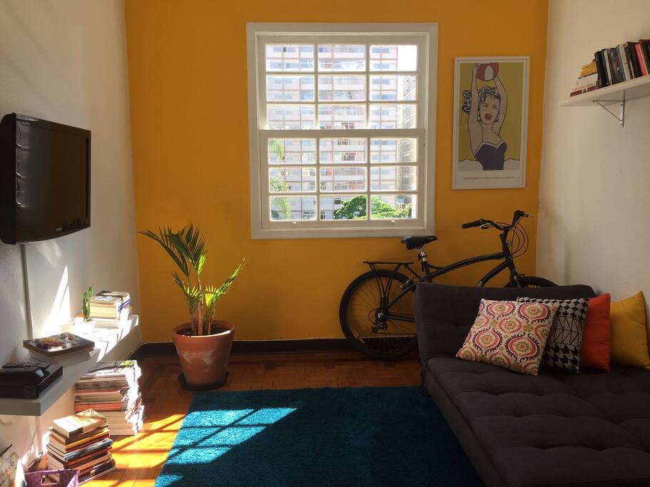 Sala de TV (a cabo), com sofá cama para 1 pessoa.