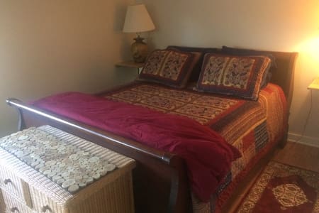 One block from ASU in quiet neighborhood