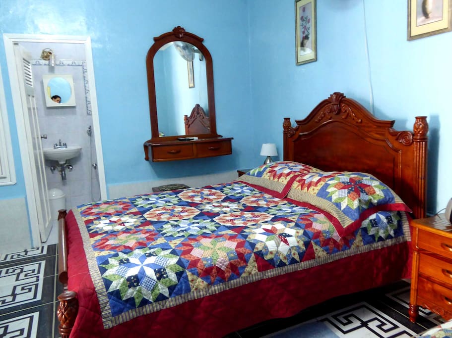Interior con camas y espejo