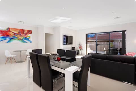 ☆ Relax on Raleigh 3 ☆ Family home with Own Gym