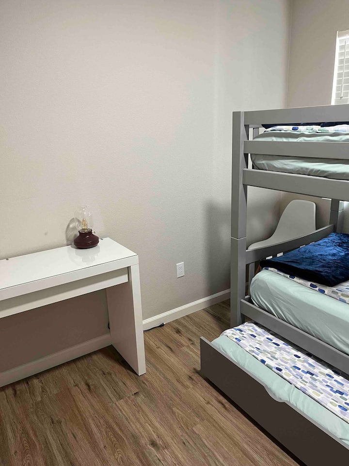 Бюро в детската стая.