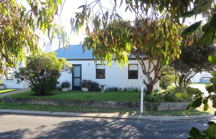 Aunty Annie's - Historic  Cottage