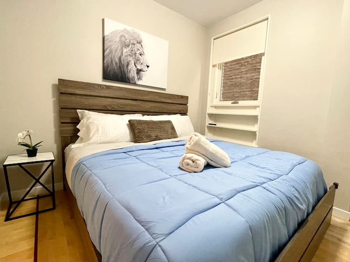 Duerme con tu espectáculo favorito en esta cama tamaño king.