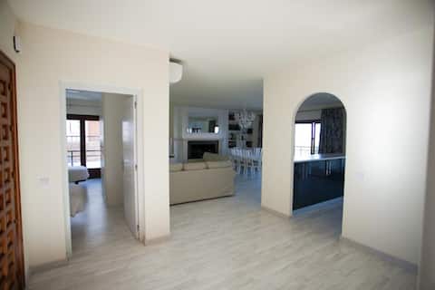 Airbnb con mejor rendimiento: Large villa · Private pool · Parking · Sleeps 21 en El Candado
