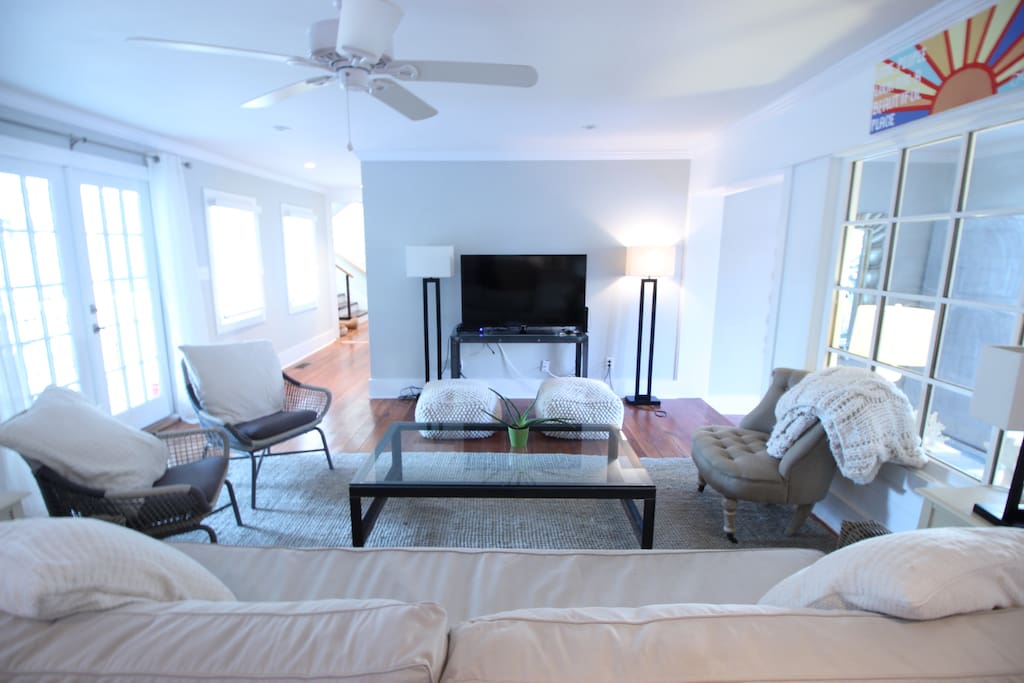 Living Room
(w/ 60" HDTV)