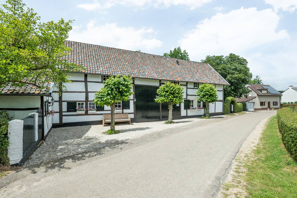 De hoeve ligt aan een rustig landweggetje.