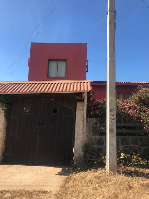 Entrada de cabaña,con estacionamiento privado.
