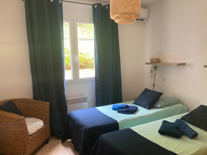 ห้องนอน 2 มีเครื่องปรับอากาศ 
2 เตียง 80/200
ตู้เสื้อผ้าขนาดใหญ่