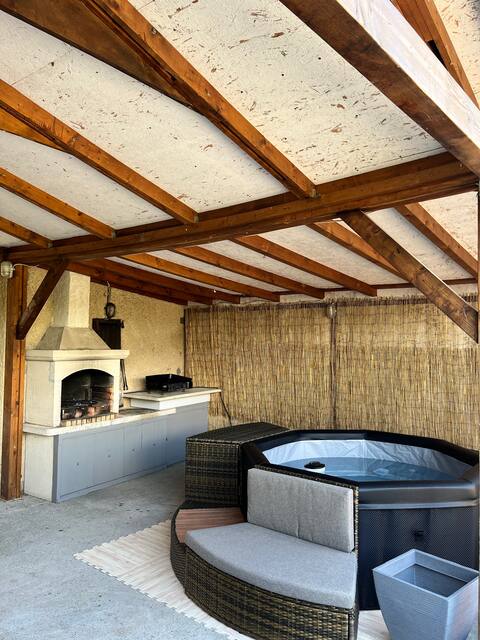 Studio with jacuzzi, outdoor area and private parking