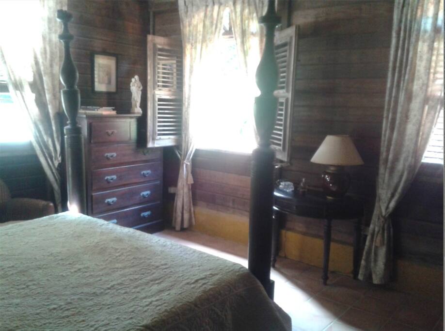 La chambre principale avec son authentique lit à colonnes