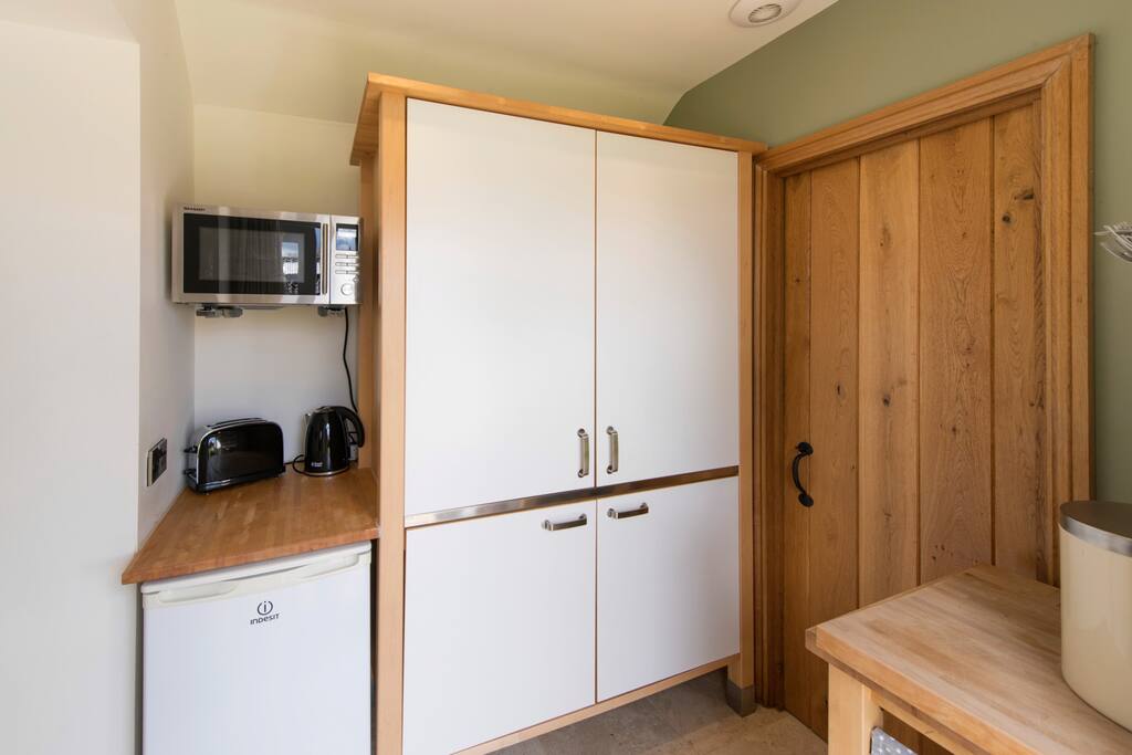 Concealed kitchen with electric oven, grill, hob and microwave combined.