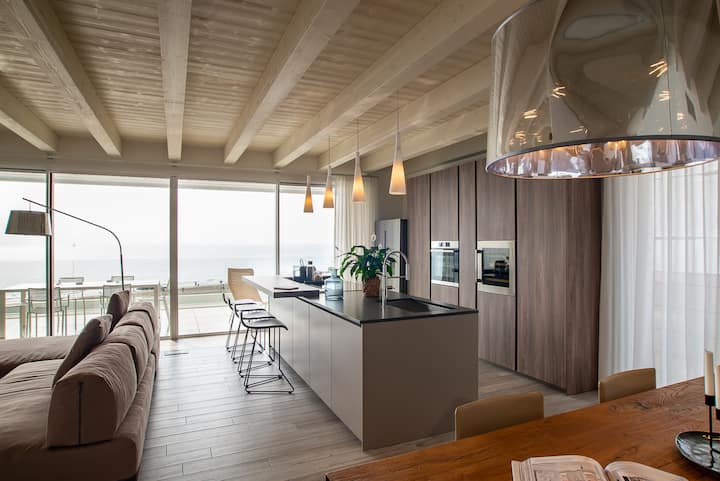 Sea front penthouse with solarium, pool and garage