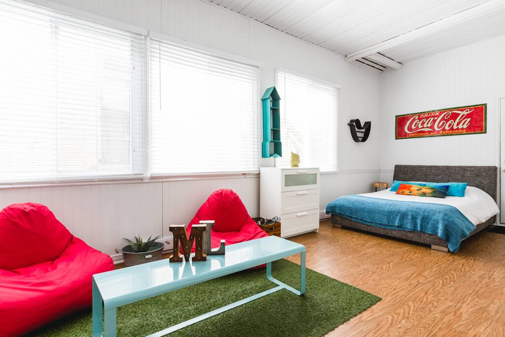 Bright veranda open April 1st to Nov 27th. 2 Queen memory foam mattresses and lounge area.