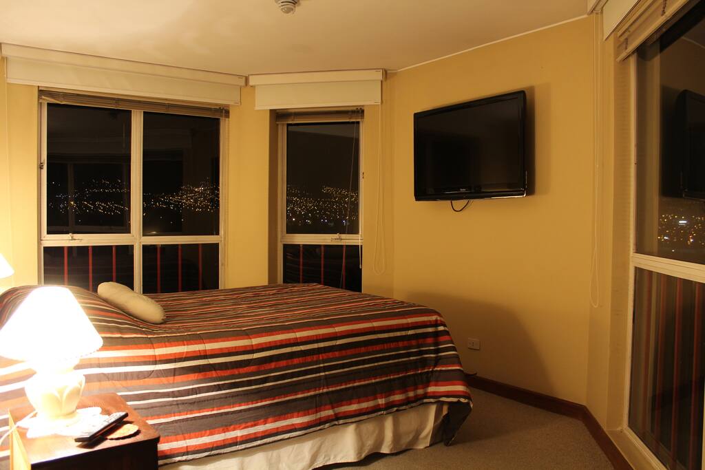 Habitación principal de noche.