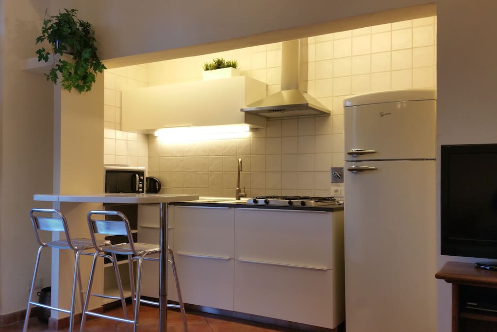 CUCINA CON TAVOLO PENISOLA PER BREAKFAST