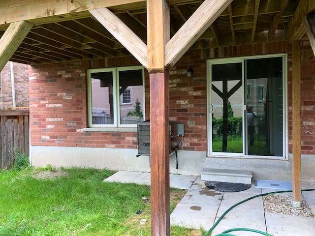 Full Private unit in W/out basement bed & Kitchen