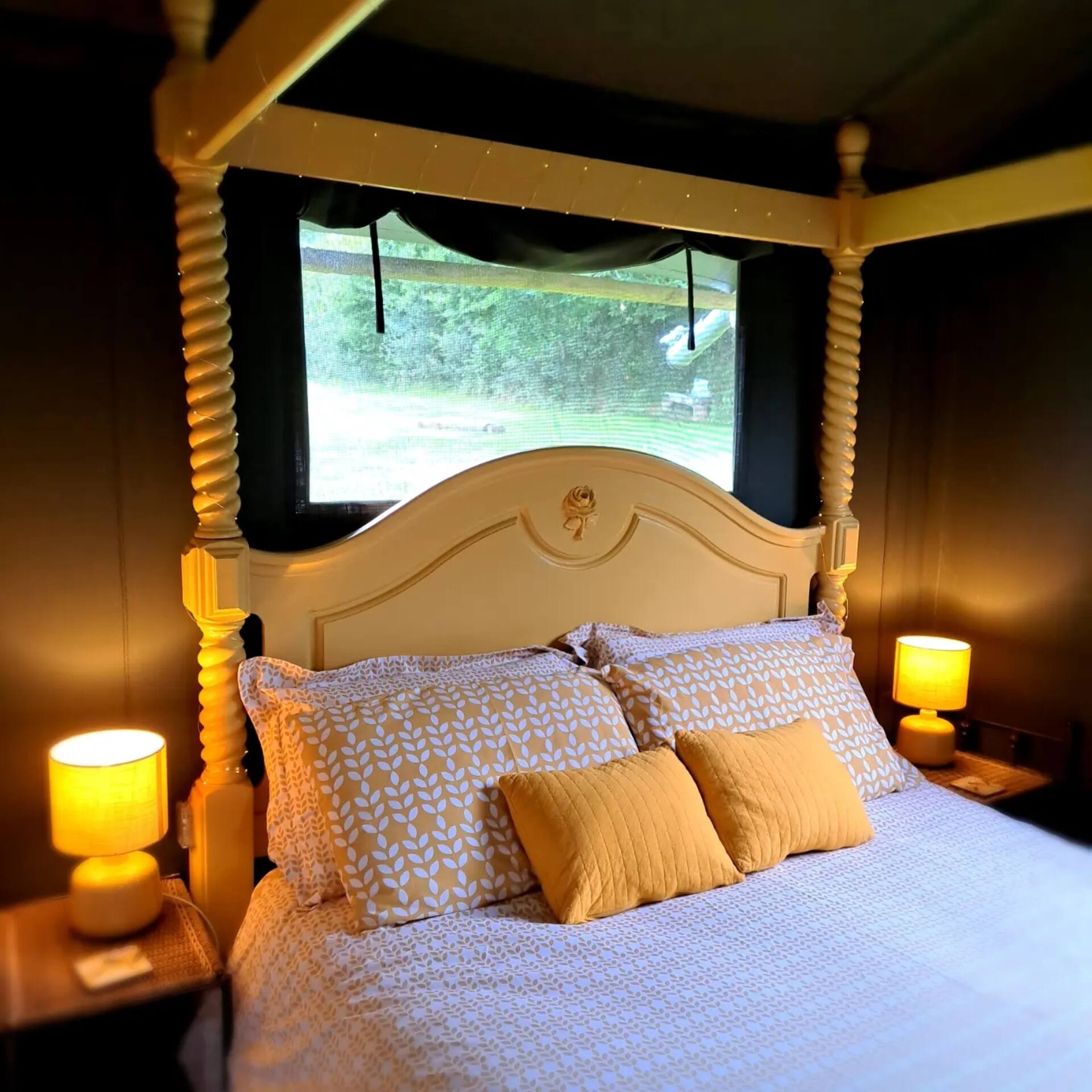Brackenhill Glamping - Safari Tent with Hot Tub — photo 3