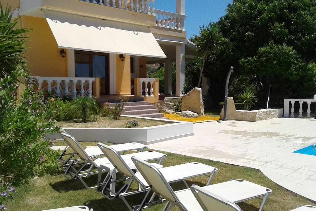 Garden with sunbeds