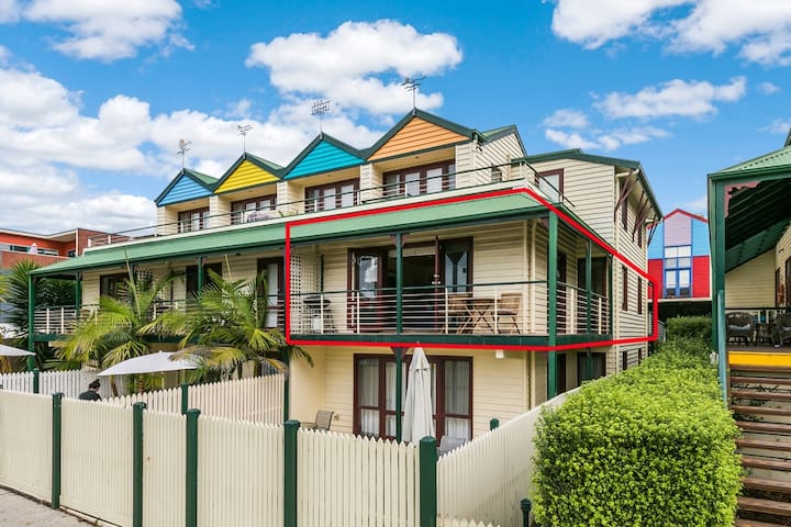 Great Location! Lorne Beach Apt. Sleeps 7. WIFI