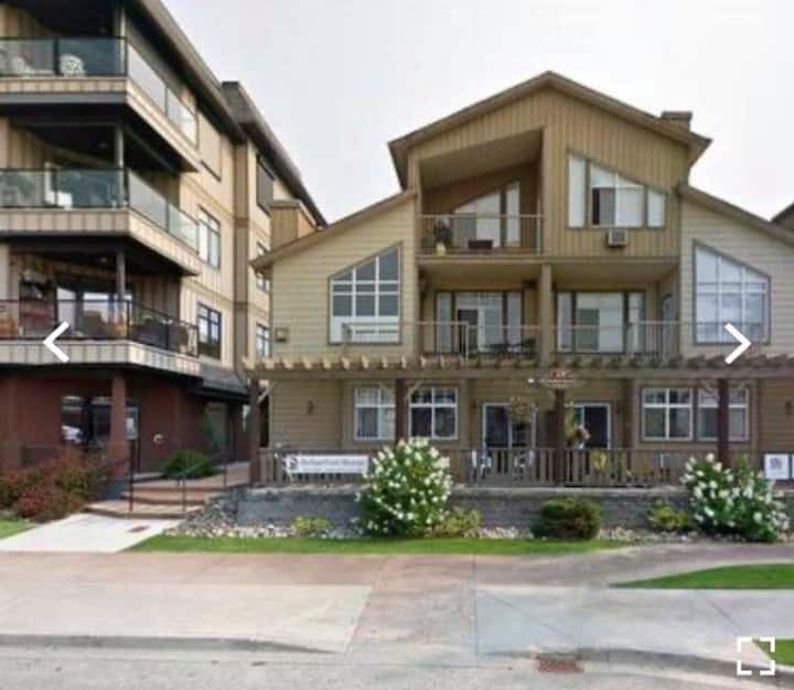 Pet Friendly Harbourfront Salmon Arm Condo Condominiums for Rent in