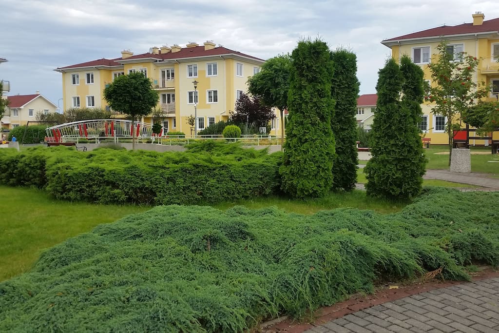 Plac zabaw wśród zieleni