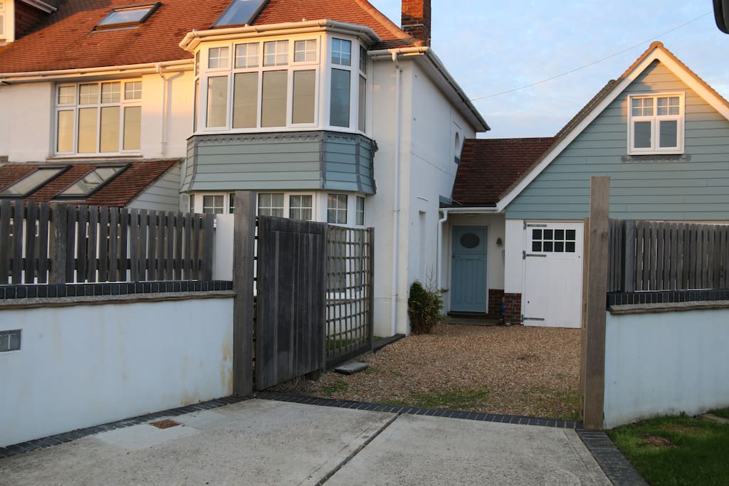 Spindrift House - 2 cars easily fit in the drive