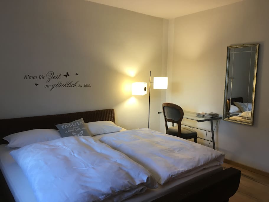 DOPPELBETT 200x200 MIT SCHREIBPLATZ