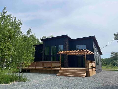 Luxury cottage with hot tub and volleyball court
