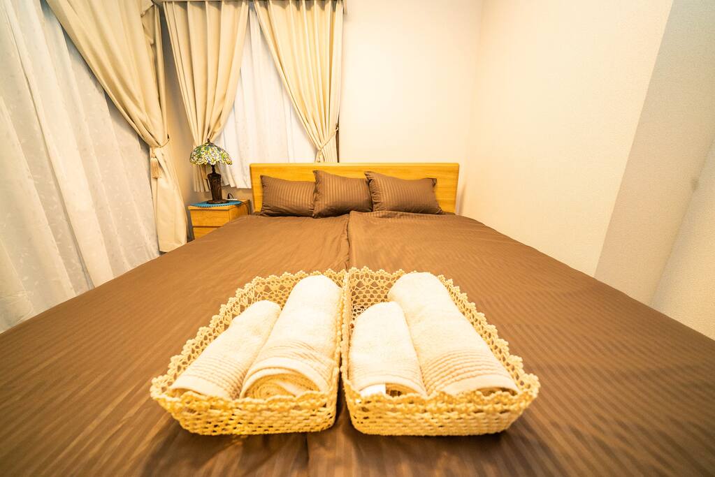 Queen bed with 2 single comforters